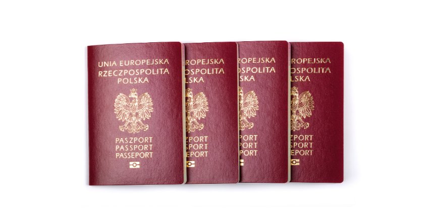 Obraz ilustracyjny przedstawiający cztery polskie paszporty.