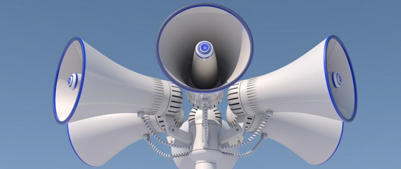 zdjęcie przedstawia głośnik syreny alarmowej na tle nieba