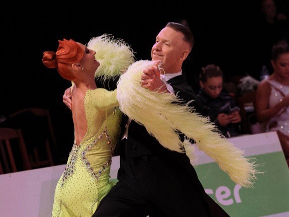 Para taneczna Monika i Mariusz Budyś uchwycona podczas rywalizacji na Mistrzostwach Świata w 10 tańcach w kategorii Masters senior II organizowanych w Vagos w Portugalii