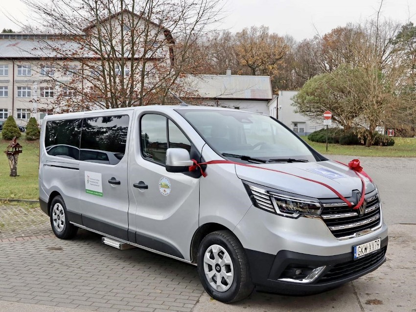 Srebrny samochód Renault Trafic Combi może przewozić dziewięć osób, w tym dwie na wózkach inwalidzkich