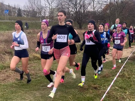 Grupa zawodniczek w trakcie biegu o Mistrzostwo Województwa Pomorskiego