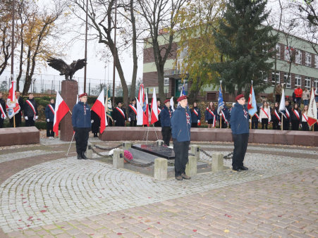 Pełniący wartę harcerze oraz poczty sztandarowe.