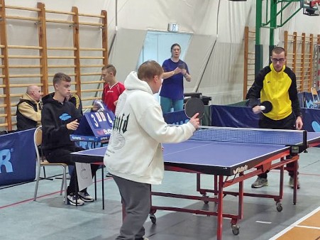 Tenisiści stołowi z Warsztatu Terapii Zajęciowej w Ryjewie uchwyceni w trakcie zmagań na Kociewsko-Powiślańskich Potyczkach Ping-Pongowych w Starogardzie Gdańskim