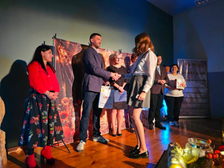 Recytatorka odbiera nagrodę za swoje osiągnięcie