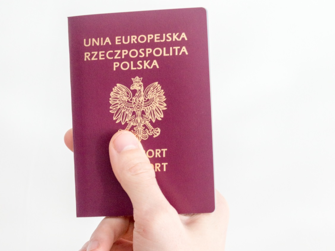 Polski paszport w dłoni