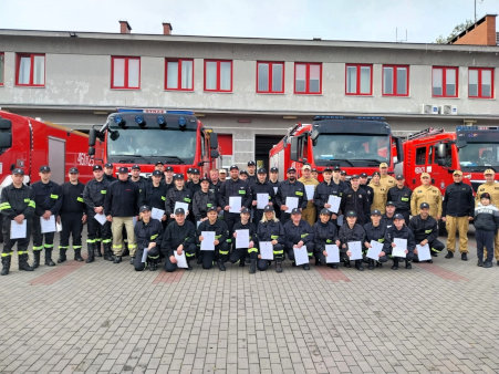 Strażacy z certyfikatami ukończenia szkolenia