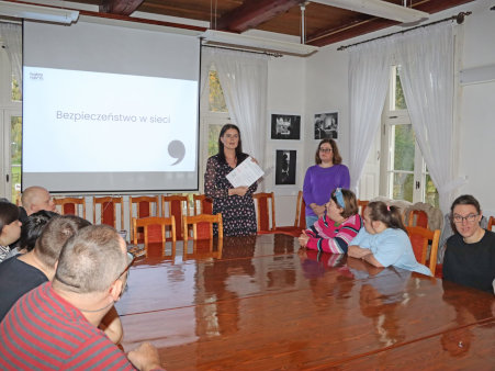 Uczestnicy WTZ na wykładzie o cyberbezpieczeństwie zorganizowanym przez PCPR.