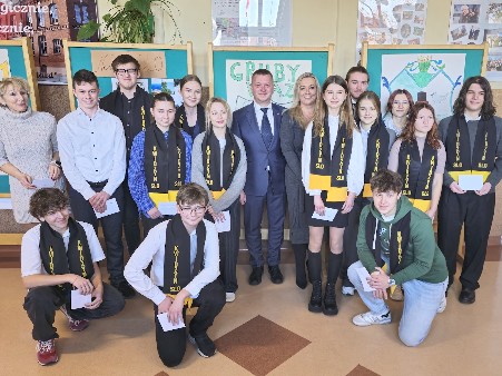 Starosta Tomasz Frejnagiel oraz Członkini Zarządu Katarzyna Ochlik-Rafka wraz z nagrodzonymi stypendystami.