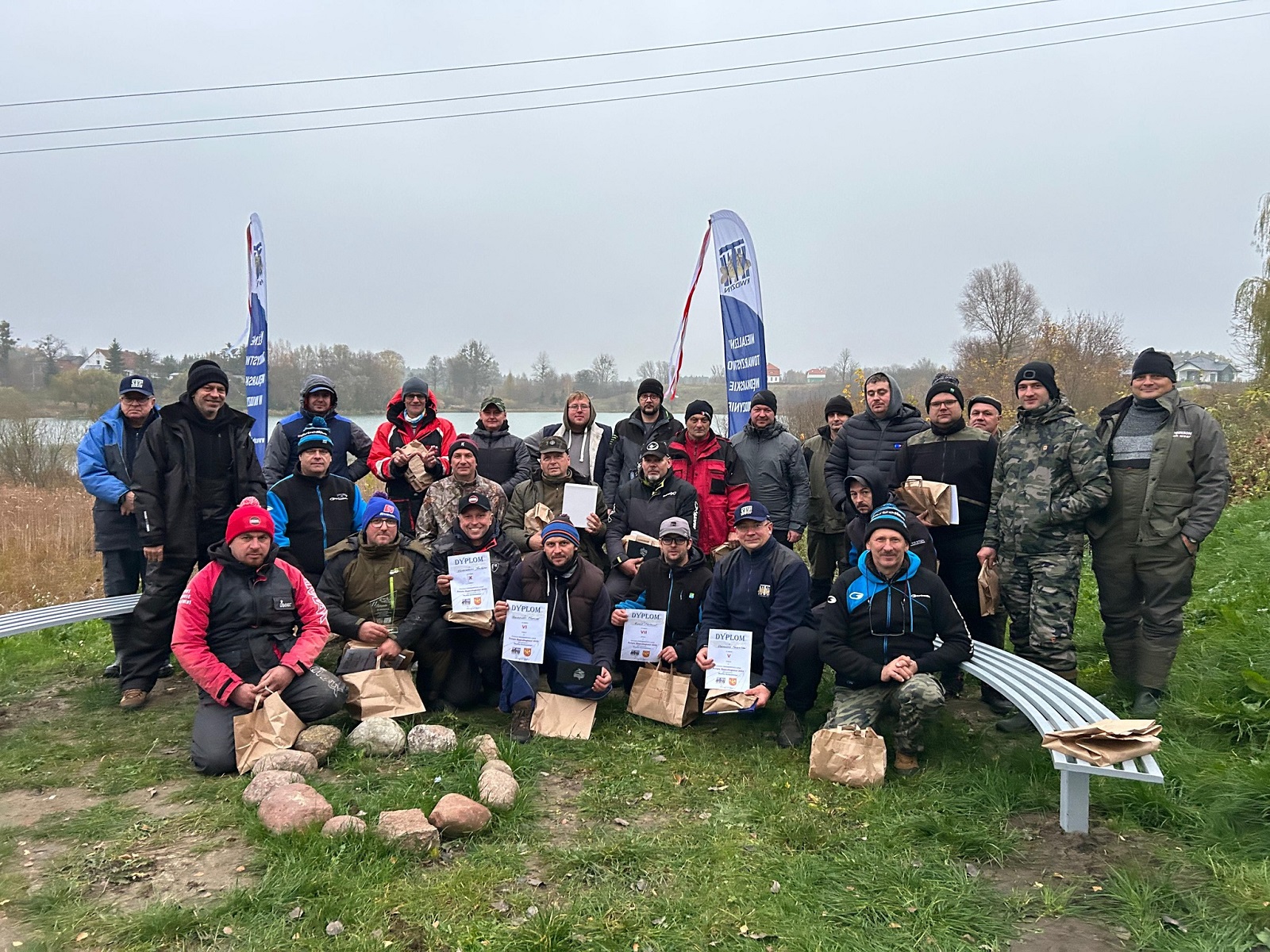 pamiątkowe zdjęcie uczestników Zawodów Feederowych z okazji Święta Niepodległości 2024, które zorganizowało Niezależne Towarzystwo Wędkarskie w Kwidzynie