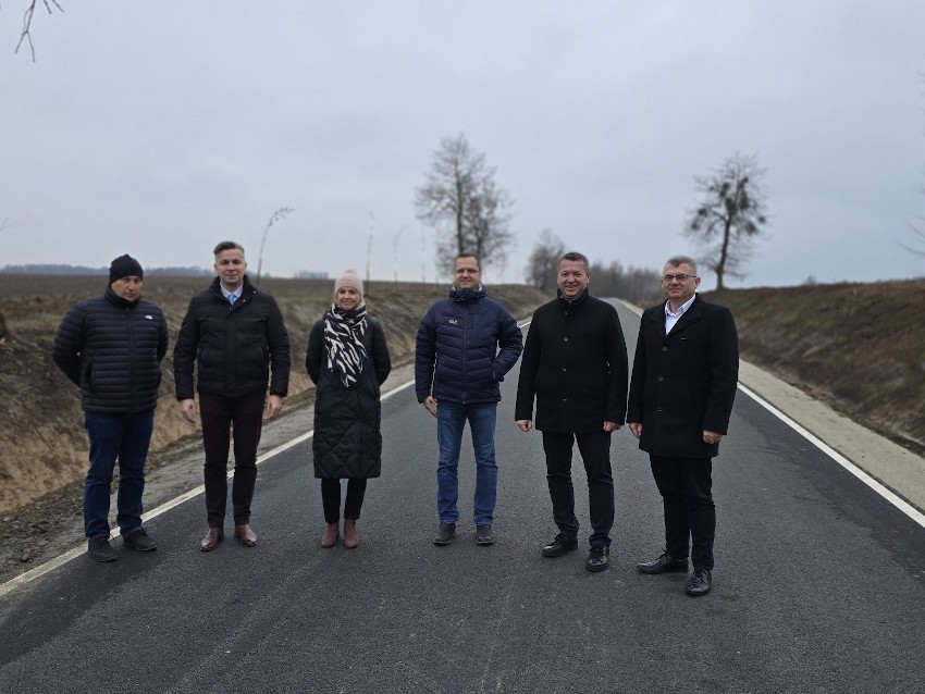 W podsumowaniu przebiegu inwestycji uczestniczyli od lewej: Krzysztof Strzelczyk z Kwidzyńskiego Przedsiębiorstwa Robót Drogowo-Budowlanych „Strzelbud” Sp. z o.o.; Krzysztof Niziałek Burmistrz Miasta i Gminy Prabuty; Anna Strzelczyk, Pozaetatowa Członek Zarządu; Wojciech Łach, Pracownik Starostwa Powiatowego; Tomasz Frejnagiel Starosta Kwidzyński  oraz Tomasz Pisarek, Członek Zarządu. Spotkanie odbyło się w terenie, na wyremontowanym odcinku drogi.