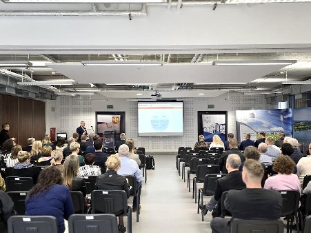 zdjęcie ogólne sali z uczestnikami konferencji w trakcie prelekcji Adama Krawca