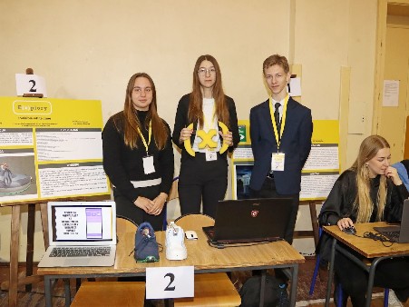 Trójka uczestników promująca festiwal.