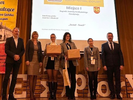 Tomasz Frejnagiel, Starosta Kwidzyński, Andrzej Zwolak, Wicestarosta Kwidzyński, oraz Joanna Poźniak, Dyrektor I Liceum Ogólnokształcącego im. Władysława Gębika w Kwidzynie, wręczają nagrodę zwycięskiemu zespołowi.