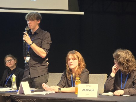 Drużyna opozycji przedstawiająca swoje argumenty w trakcie debaty.