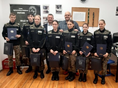 Tomasz Frejnagiel, Starosta Powiatu Kwidzyńskiego, oraz Krzysztof Małkiewicz, Komendant Szkoły, wraz z wyróżnionymi uczniami.