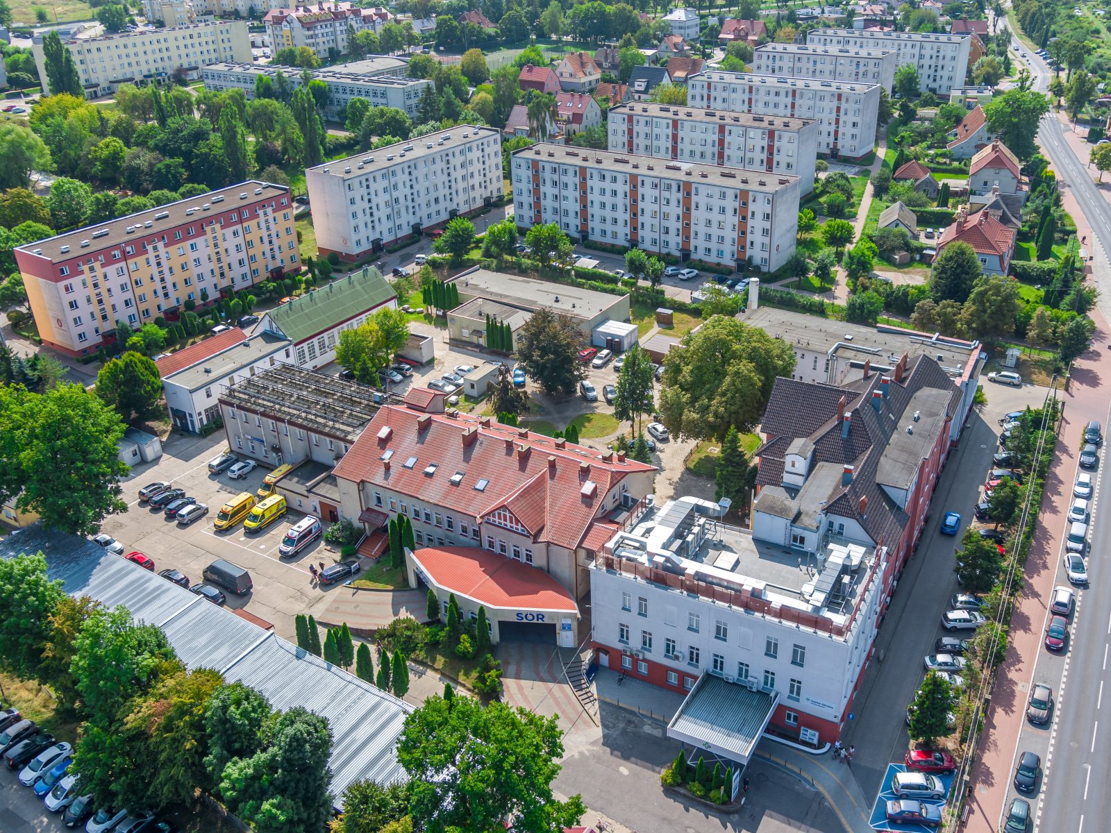 Zdjęcie budynku „Szpital Zdrowie w Kwidzynie”, widzianego z perspektywy lotu ptaka.