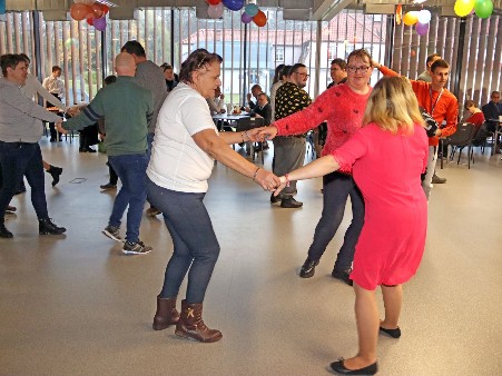 Uczestnicy WTZ tańczący i dobrze bawiący się na parkiecie