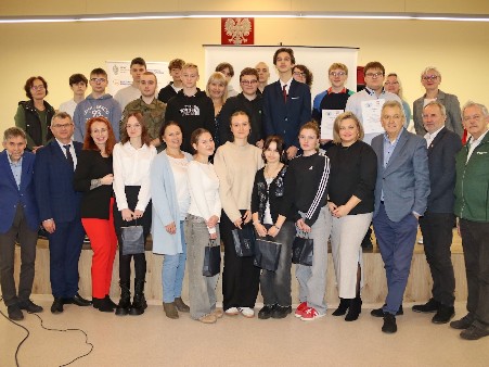 Zdjęcie pamiątkowe z zaproszonymi gośćmi, przedstawicielami władz samorządowych oraz uczestnikami konkursu.