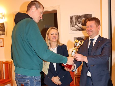 Tomasz Frejnagiel, starosta kwidzyński, wręcza nagrodę uczestnikowi.