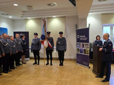 Insp. Janusz Skosolas, ustępujący Komendant Komendy Powiatowej Policji w Kwidzynie, wygłasza przemowę do funkcjonariuszy oraz zgromadzonych gości.