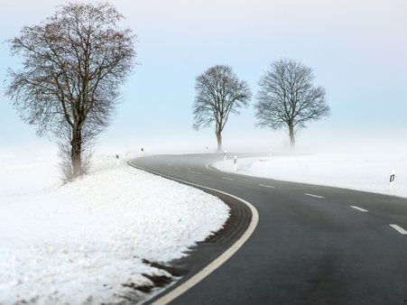 Zdjęcie podglądowe odśnieżonej drogi.