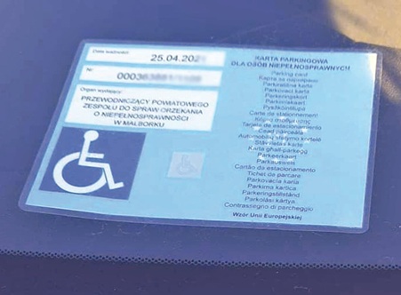 Karta parkingowa dla osób z niepełnosprawnością.