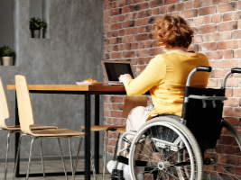 Zdjęcie ilustracyjne przedstawiające osobę niepełnosprawną.