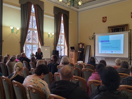 element ilustracyjny do artykułu przedstawiający prelegentów oraz uczniów w trakcie spotkania informacyjnego w jednej ze szkół