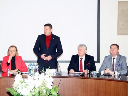 Przemysław Koperski, podsekretarz stanu w Ministerstwie Infrastruktury, w trakcie przemowy do uczestniczących w spotkaniu gości.