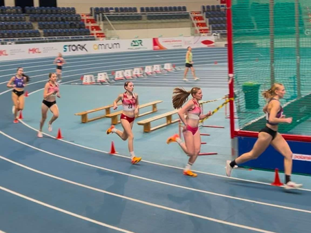 Uczestniczki Halowych Mistrzostwach Województwa Pomorskiego, w trakcie rywalizacji.