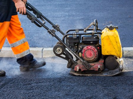 Maszyna służąca do naprawy dróg, w trakcie użytkowania.