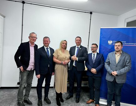 zdjęcie przedstawia Zastępcę Burmistrza ds. Rozwoju Miasta Marka Sidora, Starostę Kwidzyńskiego Tomasza Frejnagiela, Członkinię Zarządu Powiatu Kwidzyńskiego Katarzynę Ochlik-Rafkę, Wiceministra ds. Społeczeństwa Obywatelskiego Marka Krawczyka, doradcę premiera w Kancelarii Rady Ministrów Piotra Steca oraz Sekretarza Gminy Mikołajki Pomorskie Krystiana Zdziennickiego.