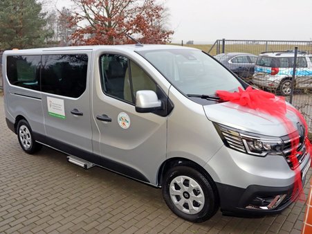 Zdjęcie ilustracyjne do artykułu. Przedstawia pojazd Warsztatu Terapii Zajęciowej w Ryjewie.