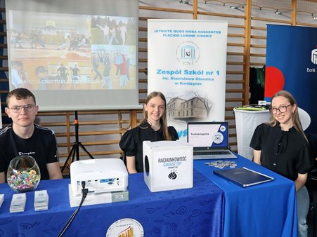 Stoisko wraz z osobami promującymi Zespół Szkół nr 1.