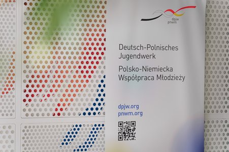 W dniach 24 – 26.03.2025r. we Wrocławiu odbyło się spotkanie partnerstw polsko-niemieckich, podczas którego uczestnicy dyskutowali o przyszłości współpracy, wymieniali doświadczenia i prezentowali dobre praktyki. Wydarzenie zgromadziło przedstawicieli samorządów, organizacji pozarządowych, instytucji edukacyjnych oraz przedsiębiorców zaangażowanych w budowanie relacji między Polską a Niemcami. Główne tematy dyskusji: 1. Przyszłość partnerstw polsko-niemieckich • Omówiono wyzwania związane z dalszym rozwojem współpracy, w tym kwestie finansowania, komunikacji i integracji społecznej. • Podkreślono znaczenie inicjatyw międzypokoleniowych oraz działań na rzecz zrównoważonego rozwoju. 2. Prezentacja dobrych praktyk • Przedstawiono udane projekty z zakresu edukacji, kultury, gospodarki i ochrony środowiska, które mogą stanowić wzór dla innych partnerstw. • Szczególną uwagę zwrócono na inicjatywy angażujące młodzież oraz seniorów, wzmacniające międzypokoleniową wymianę doświadczeń. 3. Stoiska partnerstw • Uczestnicy mieli okazję zapoznać się z działalnością różnych partnerstw i nawiązać nowe kontakty. • Prezentacje projektów pozwoliły na wymianę pomysłów i inspirowanie się działaniami podejmowanymi w innych regionach. 4.Wnioski i rekomendacje: • Potrzeba stabilnego finansowania – konieczne jest zapewnienie długoterminowego wsparcia dla projektów, np. poprzez fundusze europejskie i krajowe. • Wzmacnianie integracji społecznej – warto rozwijać programy angażujące różne grupy społeczne, zwłaszcza młodzież i seniorów. • Rozwój współpracy cyfrowej – partnerstwa powinny wykorzystywać nowoczesne technologie do komunikacji i realizacji projektów. • Zwiększenie liczby wydarzeń networkingowych – regularne spotkania partnerstw sprzyjają wymianie doświadczeń i tworzeniu nowych inicjatyw. Spotkanie we Wrocławiu pokazało, że partnerstwa polsko-niemieckie mają ogromny potencjał i mogą realnie wpływać na rozwój lokalnych społeczności. Dobre praktyki i rekomendacje przedstawione podczas wydarzenia mogą stać się inspiracją do dalszych działań, wzmacniających współpracę transgraniczną i międzypokoleniową.