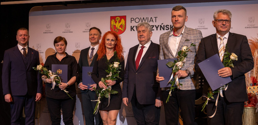 starosta Tomasz Frejnagiel i przewodniczący Jerzy Śnieg z nagrodzonymi