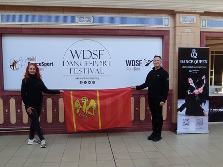 Monika i Mariusz Budyś z flagą Powiatu Kwidzyńskiego podczas Mistrzostw Świata w Blackpool.