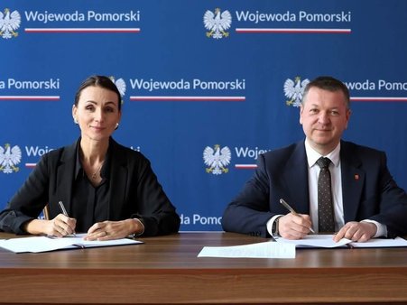 Tomasz Frejnagiel, starosta kwidzyński oraz Beata Rutkiewicz, wojewoda pomorska, w trakcie podpisywania umowy dotyczącej punktu paszportowego.