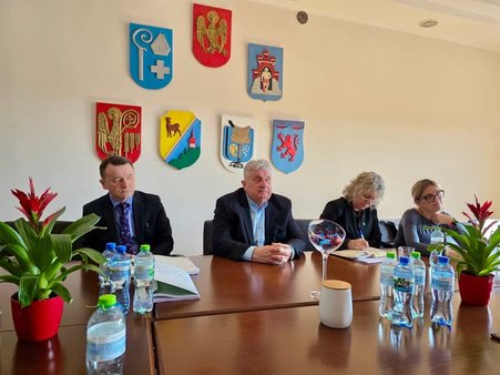 Uczestnicy w trakcie spotkania dotyczącego wsparcia dla zwolnionych pracowników firmy Plati