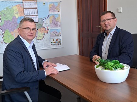 Tomasz Pisarek, Członek Zarządu Powiatu oraz Grzegorz Stachowiak, Dyrektor Zarządu Dróg Wojewódzkich w Gdańsku, podczas spotkania.