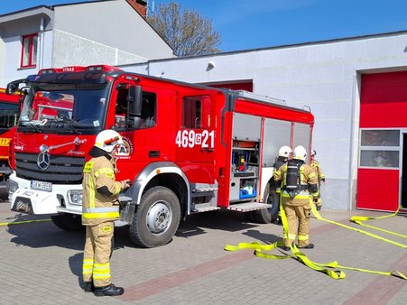 Strażacy OSP podczas szkolenia praktycznego.