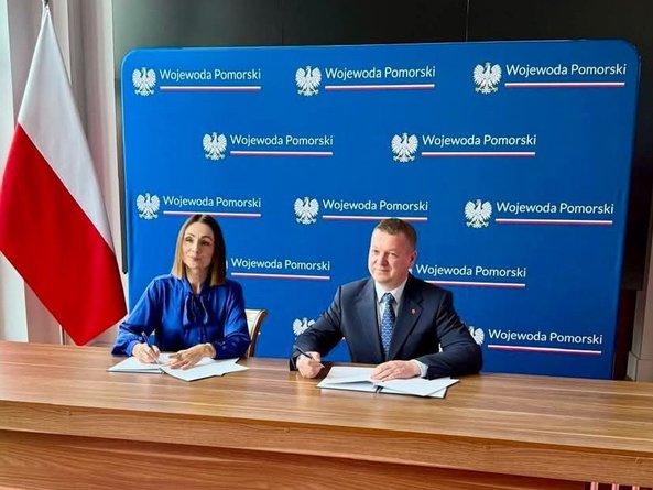 Starosta Tomasz Frejnagiel i Wojewoda Pomorska Beata Rutkiewicz podpisują umowę dotyczącą przebudowy drogi powiatowej Tychnowy–Rakowiec.