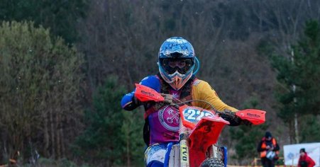 zawodnik biorący udział w jubileuszowych zawodach cross-country 