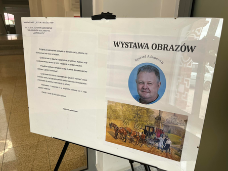 zdjęcie przedstawia informację na temat wystawy obrazów pt. „Sztuka bliżej nas”, której autorem jest Pan Ryszard Adamowski.