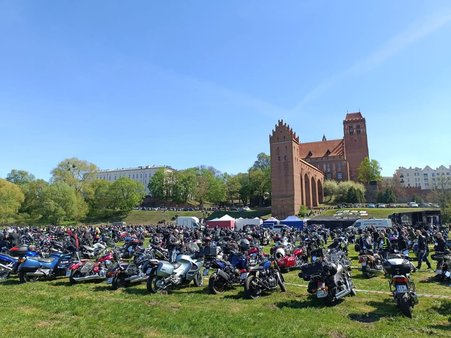 zdjęcie przedstawia dużą ilość motocykli, na tle kwidzyńskiego zamku. 