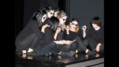 Grupa młodych aktorów z placówki kształcenia specjalnego występuje na scenie podczas Kwidzyńskiego Forum Teatralnego.