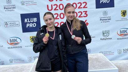 Zawodniczki Kwidzyńskiego Klubu Lekkoatletycznego „Rodło”, prezentują zdobyte medale.