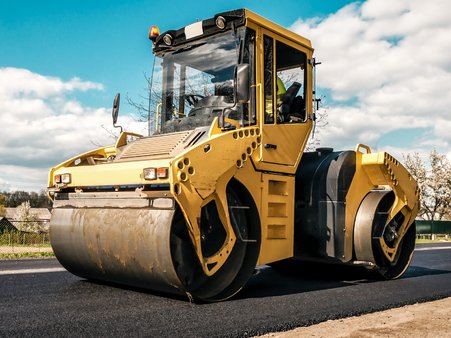 Walec drogowy podczas remontu drogi.