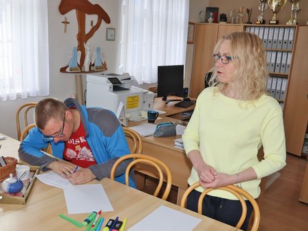 Anna Kowalska, kierownik Warsztatu Terapii Zajęciowej w Górkach, prowadzi zajęcia doradztwa zawodowego z uczestnikami WTZ.