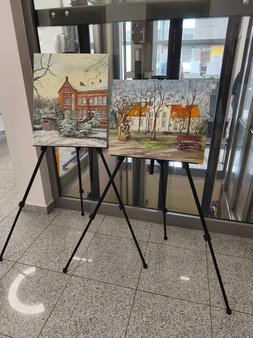 zdjęcie przedstawia dwie prace malarskie, na których widnieją budynki. 